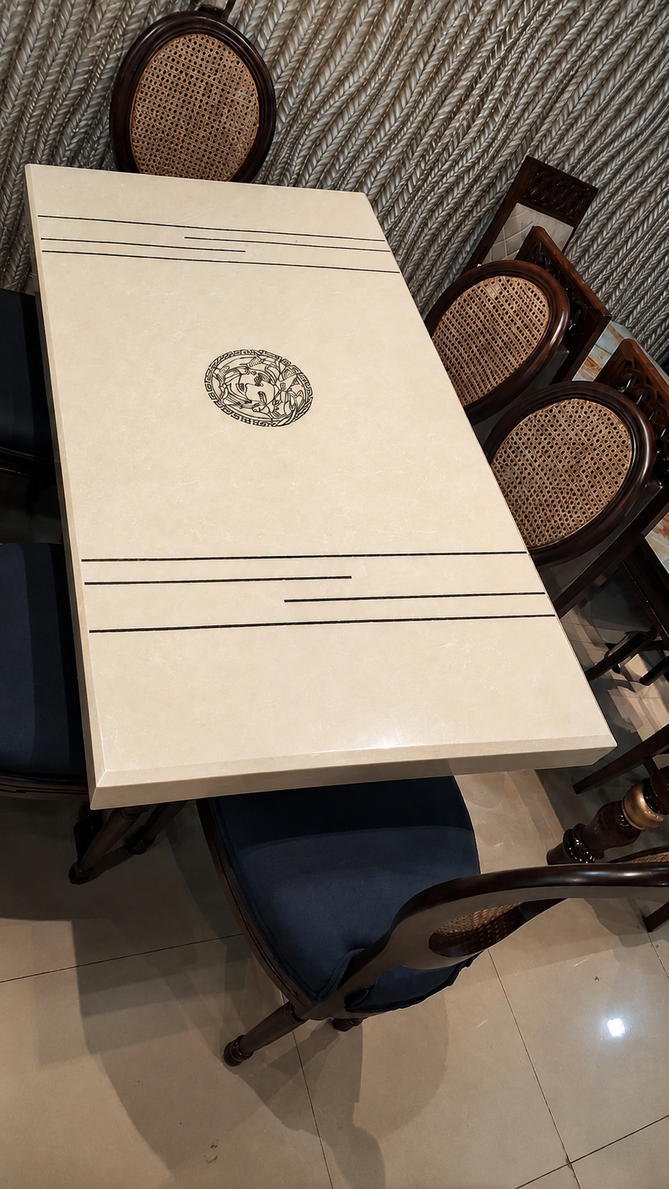 Crème Composite Design Table — Style 04