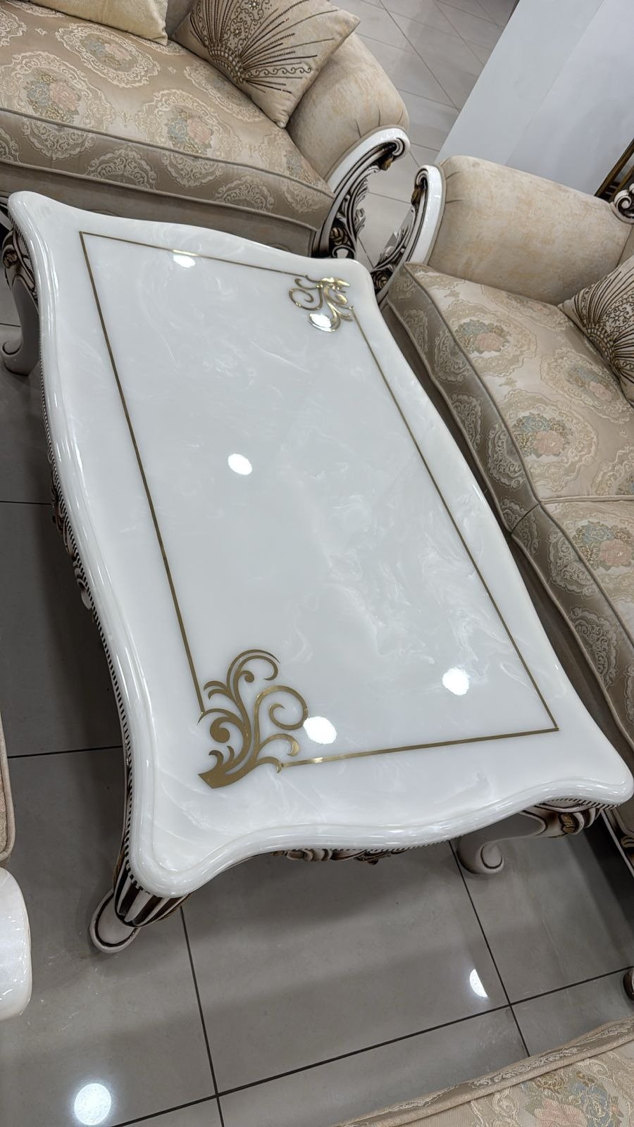 White onyx design chair & table set